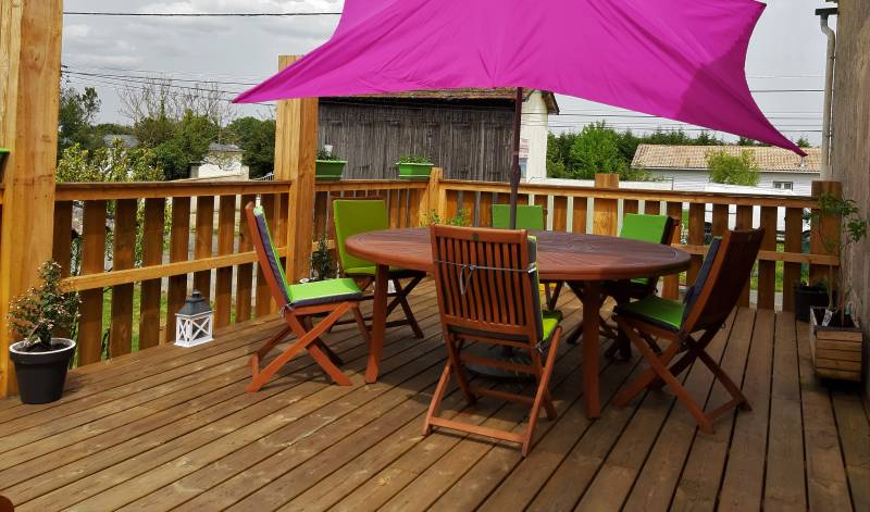 Profiter d'une terrasse suspendue au calme à Hure en Gironde